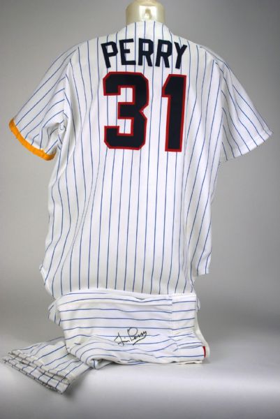 Jim Perry Game Minnesota Twins Used Old Timers Day Uniform GU 9.5