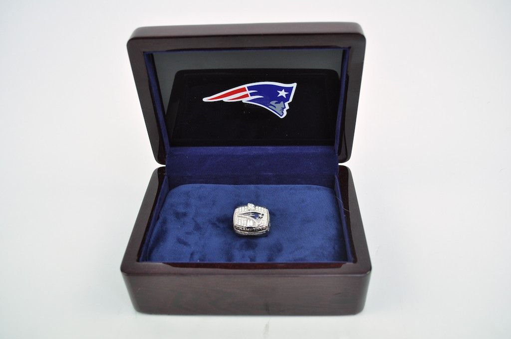 Lot Detail - 2001 New England Patriots Super Bowl XXXVI Ring With Original  Presentation Box