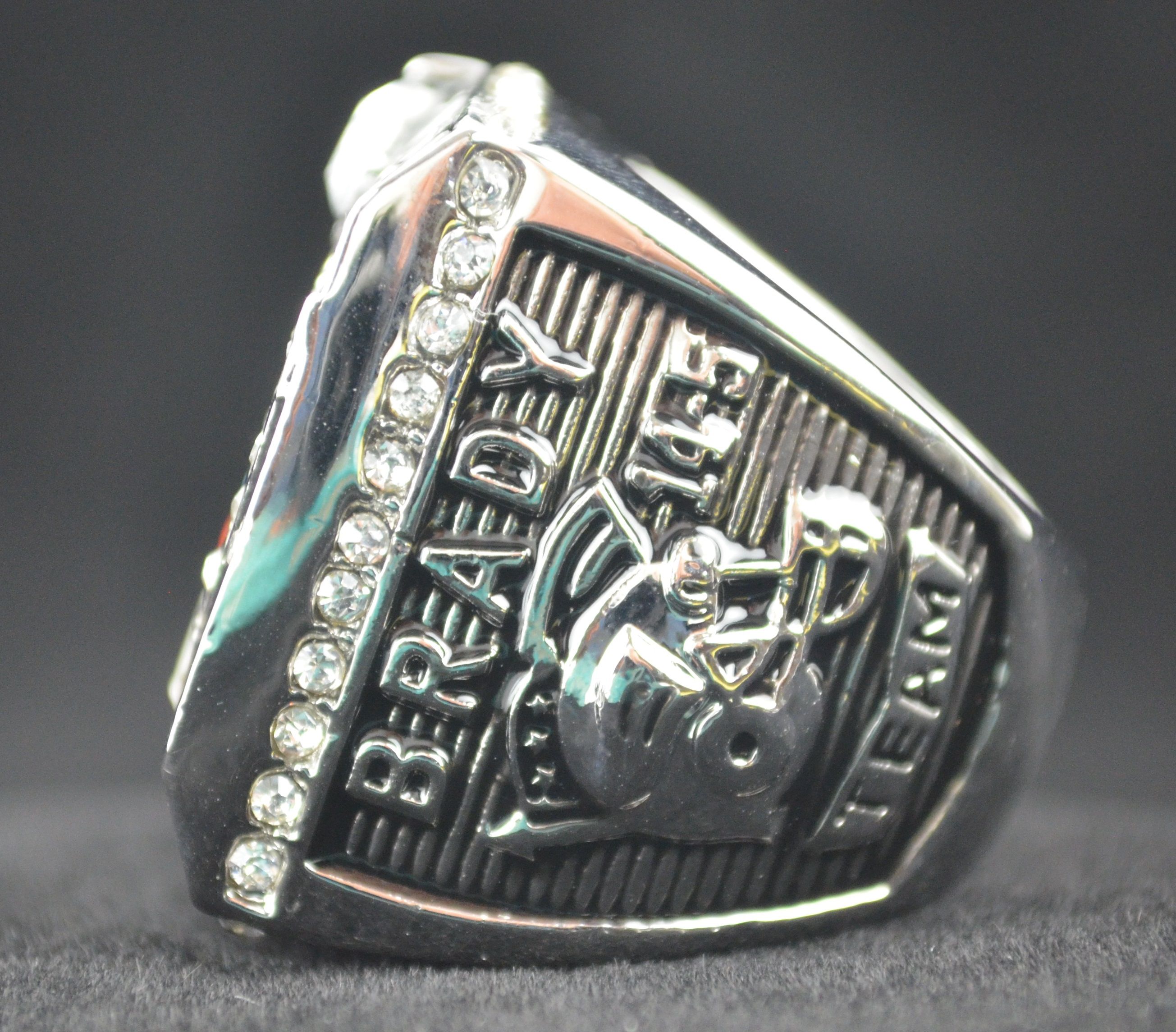 Lot Detail - Tom Brady New England Patriots Super Bowl XXXVI Replica Ring