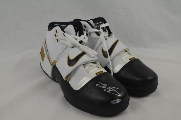 LeBron James Autographed Nike Shoes UDA
