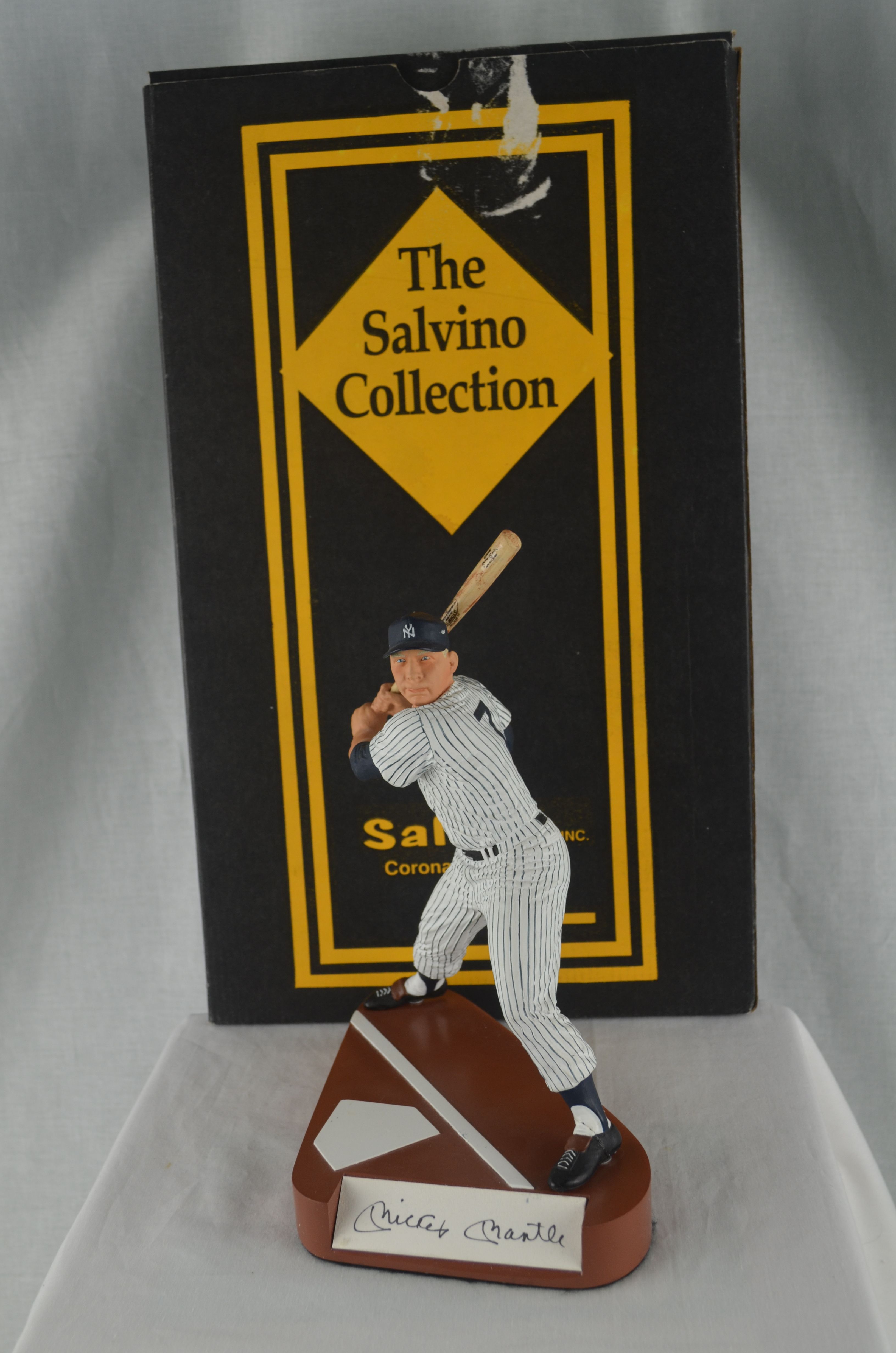 Mickey Mantle Signed Salvino Figurine Fielding Gem Mint New In Box Auto COA  LE