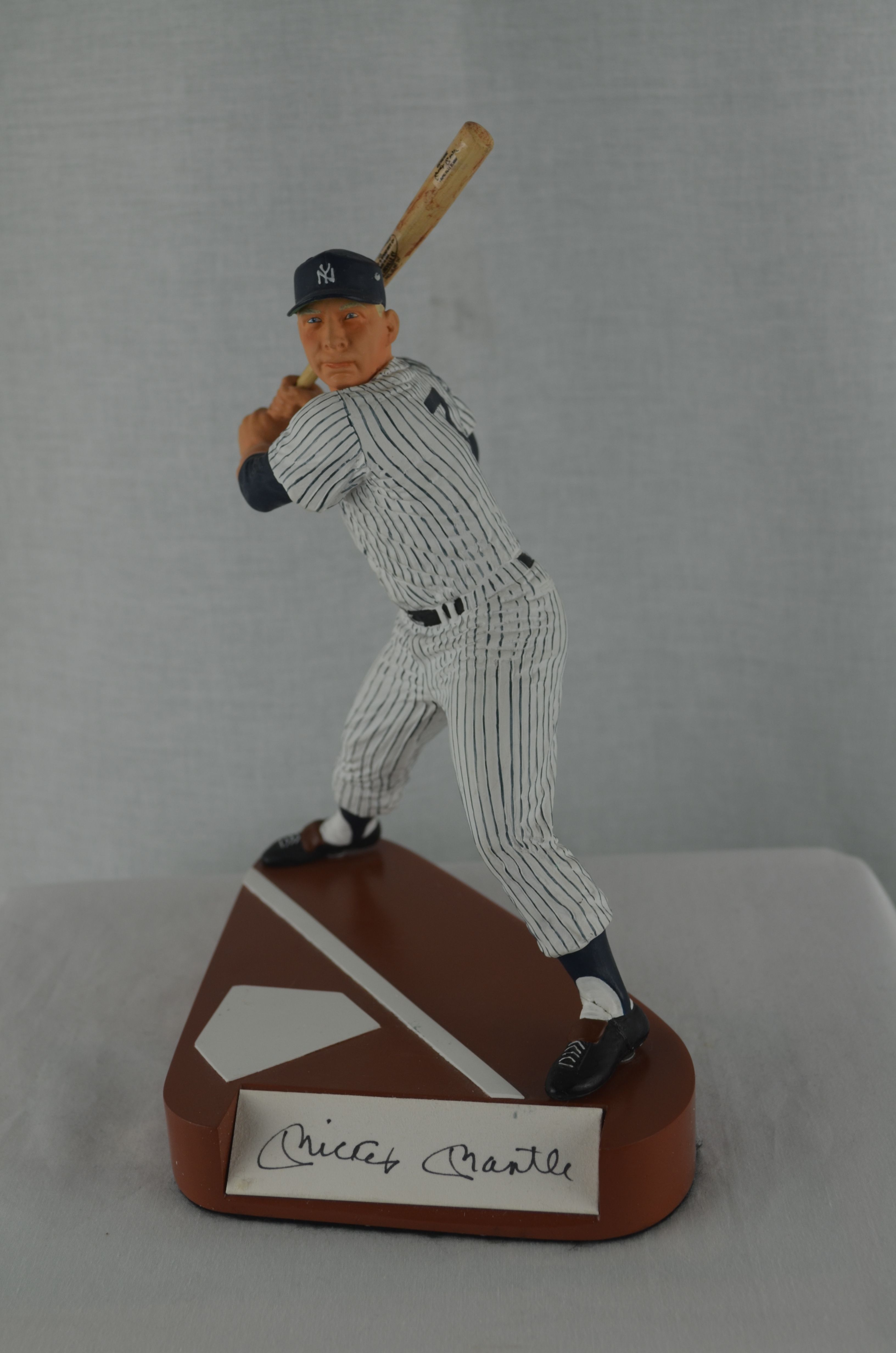 Mickey Mantle Signed Salvino Figurine Fielding Gem Mint New In Box Auto COA  LE