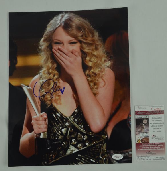 Taylor Swift Autographed 11x14 Photo