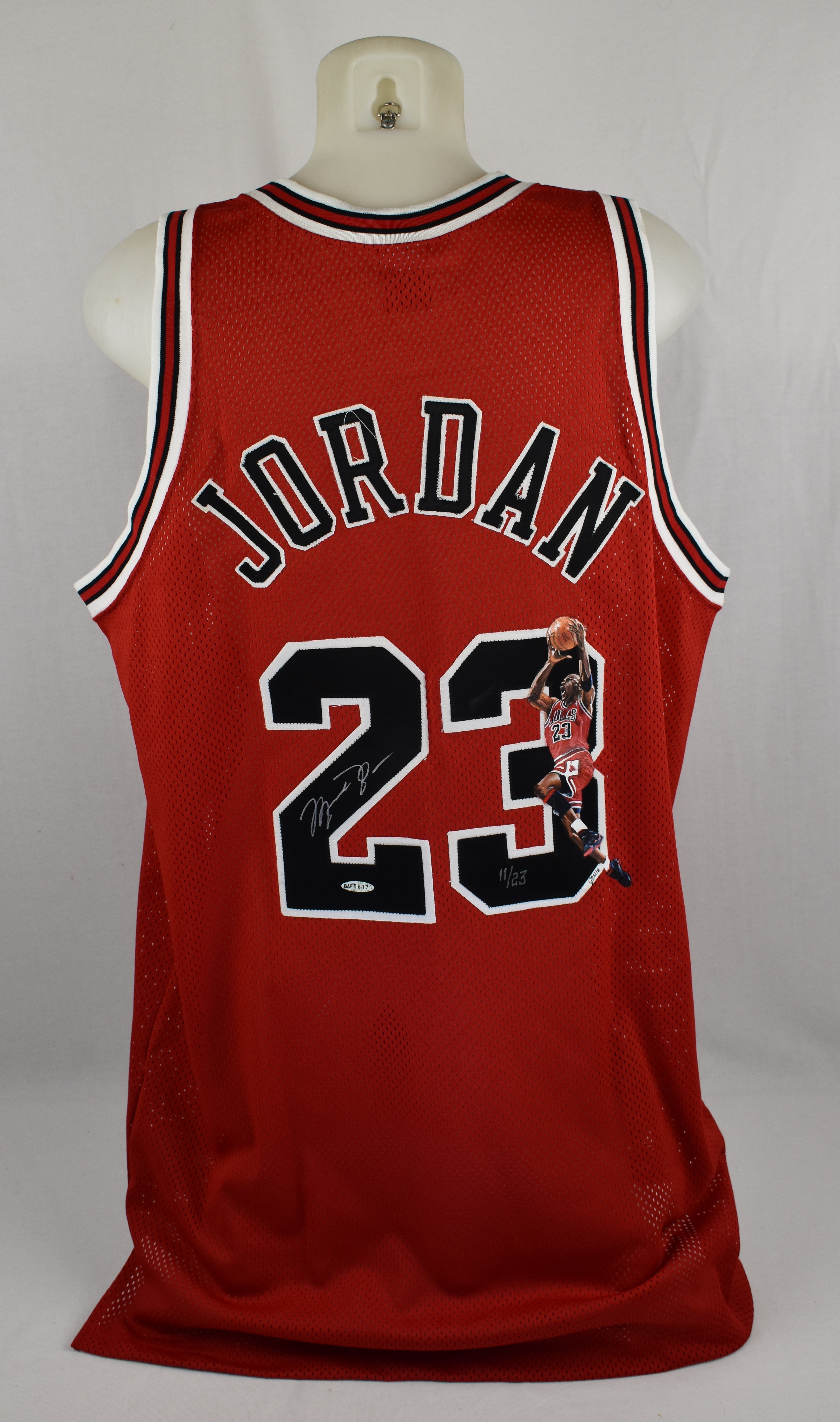 Complex Coöperatie Onbepaald Lot Detail - Michael Jordan Autographed Limited Edition Painted Road Red  Jersey #11/23 UDA