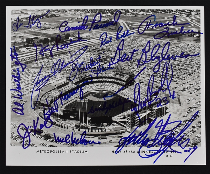 Minnesota Twins Autographed 8x10 Met Stadium Photo w/15 Signatures