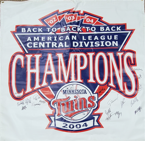 2004 Minnesota Twins Team Signed AL Central Champions Banner w/ Twins LOA