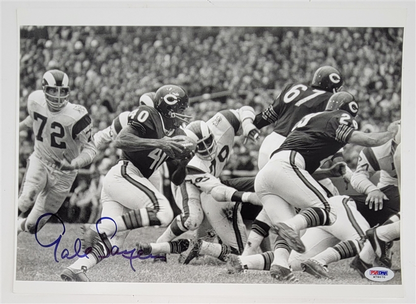 Gale Sayers Autographed 10x13 Photo PSA/DNA